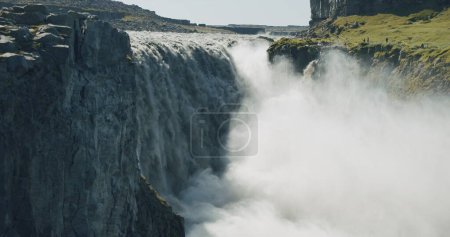 Foto de Islandia Acantilados y el más poderoso Dettifoss waterfalla en Europa. - Imagen libre de derechos