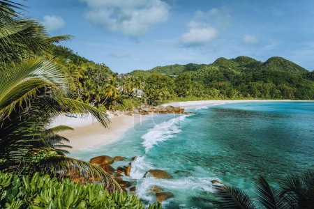 Mahe Island, Seychellen. Urlaub am schönen exotischen Anse Intendance Tropenstrand. Ozeanwelle rollt auf Sandstrand mit Kokospalmen zu.