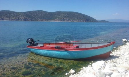 Téléchargez les photos : Un bateau sur la rive de l'île Golem Grad, lac Prespa, Macédoine - en image libre de droit