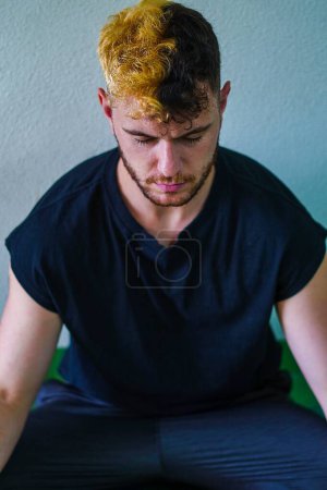 Téléchargez les photos : Homme aux cheveux roux faisant de la méditation - en image libre de droit