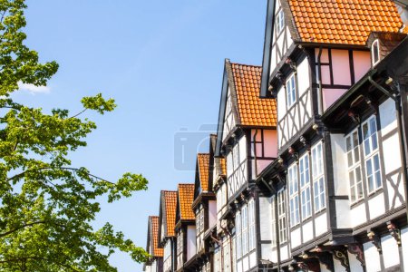 Téléchargez les photos : Maisons traditionnelles allemandes avec ciel bleu - en image libre de droit