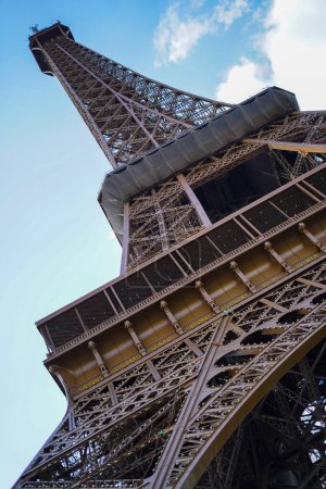Foto de Torre Eiffel con cielo azul nublado - Imagen libre de derechos