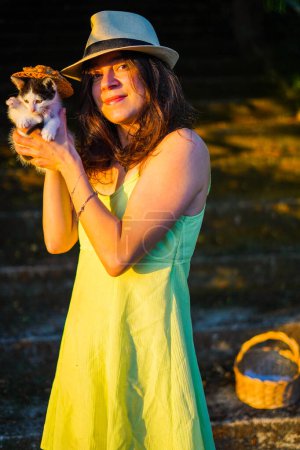 Téléchargez les photos : Femme et un chaton posant avec un chapeau de paille - en image libre de droit