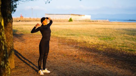 Téléchargez les photos : Jeune fille faire de l'exercice tôt le matin - en image libre de droit