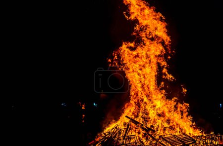 Foto de La quema de madera en la playa en una celebración - Imagen libre de derechos