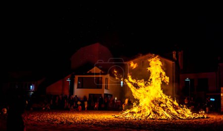 Foto de Celebración en el pueblo con una gran hoguera en la playa por la noche - Imagen libre de derechos