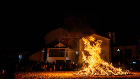 Foto de Celebración rural en un pueblo con una gran hoguera en la playa por la noche - Imagen libre de derechos
