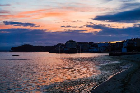 Téléchargez les photos : Belle vue sur une ville côtière sur un coucher de soleil parfait pour des vacances d'été - en image libre de droit