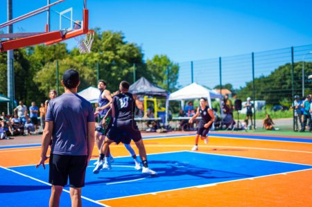 Foto de Árbitro de baloncesto en un partido en una cancha exterior durante las vacaciones de verano. - Imagen libre de derechos