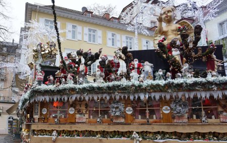 Téléchargez les photos : Baden-Baden, Allemagne - 29 décembre 2021 : Jardin de bière allemand Lowenbrau à Baden-Baden dans la soirée - en image libre de droit