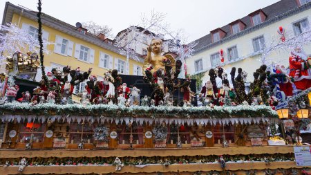 Téléchargez les photos : Baden-Baden, Allemagne - 29 décembre 2021 : Jardin de bière allemand Lowenbrau à Baden-Baden dans la soirée - en image libre de droit