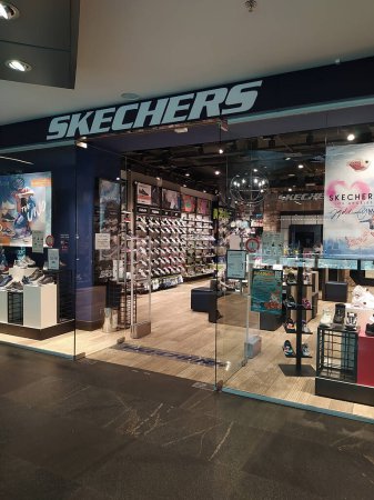 Foto de Kiyv, Ucrania - 8 de diciembre de 2021: Señal de Skechers en la tienda de Shopping Mall. Skechers es una compañía de zapatos estadounidense fundada por el CEO Robert Greenberg y su hijo Michael en 1992. - Imagen libre de derechos