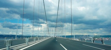 Téléchargez les photos : Altinova, Turquie - 23 septembre 2022 : Vue du pont Osmangazi qui est un pont suspendu de la Turquie. - en image libre de droit