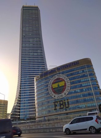 Téléchargez les photos : Atasehir, Istanbul, Turquie - 16 septembre 2022 : Résidences en façade de verre. De grands gratte-ciel. Bâtiments en verre géants dans la ville. Bâtiment de l'Université Fenerbahce. - en image libre de droit
