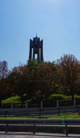 Foto de Estambul, Turquía - 23 de noviembre de 2017: Tumba monumental de Turgut Ozal vista en Estambul. Halil Turgut Ozal fue el octavo presidente de Turquía de 1989 a 1993, - Imagen libre de derechos