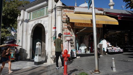 Foto de Estambul, Turquía - 15 de septiembre de 2022: Puerta de entrada de la mezquita Laleli de Estambul. Caligrafía estilo otomano tallada en la parte superior de la puerta. Mezquita de Laleli es una de las mezquitas más antiguas de Estambul - Imagen libre de derechos