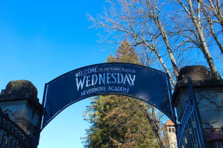 Téléchargez les photos : Busteni, Romania - December 30, 2022: The welcome sign to Cantacuzino Castle or Nevermore Academy - the place where the Wednesday series film was filmed - en image libre de droit