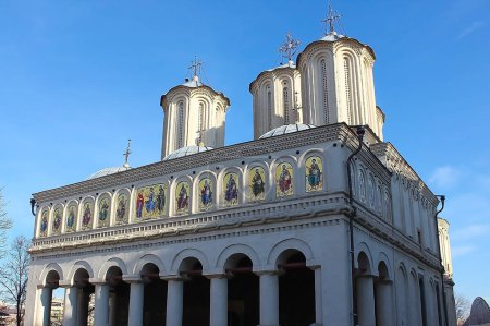 Téléchargez les photos : Facade of the Patriarchal cathedral in Bucharest, Romania at Europe - en image libre de droit