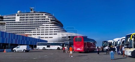 Téléchargez les photos : Marseille, France - 28 avril 2023 : Les touristes se préparent à un programme de bus touristique du navire de croisière Msc Grandiosa dans le port de Marseille à France le 28 avril 2023 - en image libre de droit