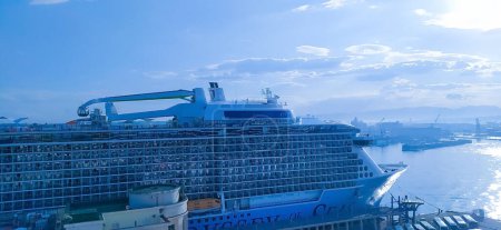 Téléchargez les photos : Naples, Italie - 27 mai 2023 : Le nouveau navire de croisière Odyssey of the Seas by Royal Caribbean accosté au port de croisière Naples, Italie le 27 mai 2023 - en image libre de droit
