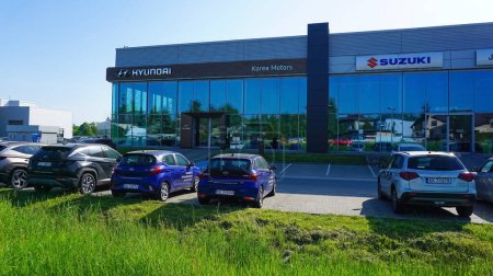 Téléchargez les photos : Cracovie, Pologne - 21 mai 2023 : Logo Hyundai sur le bâtiment du showroom par une journée ensoleillée. Hyundai est un fabricant sud-coréen d'automobiles et de véhicules utilitaires - en image libre de droit