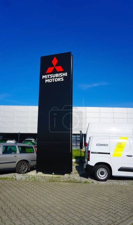 Foto de Cracovia, Polonia - 21 de mayo de 2023: Mitsubishi Motors car company store. Mitsubishi Motors Corporation es una multinacional japonesa fabricante de automóviles con sede en Minato, Tokio, Japón. - Imagen libre de derechos