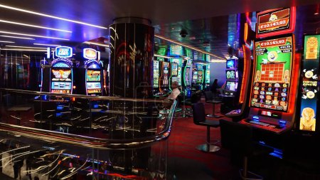 Foto de Barcelona, España - 25 de mayo de 2023: Interior de las máquinas tragamonedas en el casino de juego a bordo del crucero MSC Grandiosa, construido en Italia. - Imagen libre de derechos