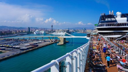 Foto de Barcelona, España - 25 de mayo de 2023: La zona de la piscina en el crucero MSC Grandiosa, el gran crucero construido en Italia. - Imagen libre de derechos