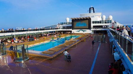 Foto de Barcelona, España - 25 de mayo de 2023: La zona de la piscina en el crucero MSC Grandiosa, el gran crucero construido en Italia. - Imagen libre de derechos