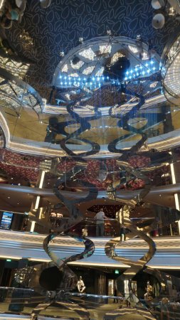Foto de Barcelona, España - 25 de mayo de 2023: Interior del atrio en el crucero MSC Grandiosa, el mayor crucero construido en Italia. - Imagen libre de derechos