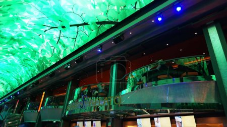Téléchargez les photos : Barcelone, Espagne - 25 mai 2023 : Intérieur de l'atrium dans le navire de croisière MSC Grandiosa, le plus grand navire de croisière construit en Italie. Artrium plafond - en image libre de droit
