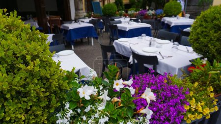 Foto de Restaurante al aire libre con sombrillas blancas en el casco antiguo europeo, Sorrento en Italia - Imagen libre de derechos