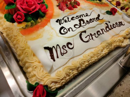 Téléchargez les photos : Barcelone, Espagne - 25 mai 2023 : Découper un gâteau à bord d'un bateau de croisière ou d'un navire amiral du MSC Grandiosa, le plus grand bateau de croisière construit en Italie. - en image libre de droit