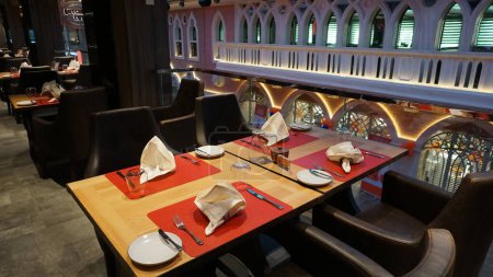 Foto de Barcelona, España - 25 de mayo de 2023: Interior del restaurante japonés o bar de sushi a bordo de un crucero o buque insignia de MSC Grandiosa, el crucero más grande construido en Italia. - Imagen libre de derechos