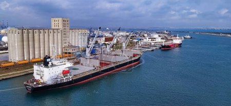Téléchargez les photos : La Goulette, Tunisie - 25 mai 2023 : Vue du port de marchandises contre la mer bleue. Vue du bateau de croisière MSC Grandiosa - en image libre de droit