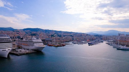 Foto de Génova, Italia - 27 de mayo de 2023: Puerto de Génova con cruceros, yates y barcos en Génova, Italia, el 27 de mayo de 2023 - Imagen libre de derechos