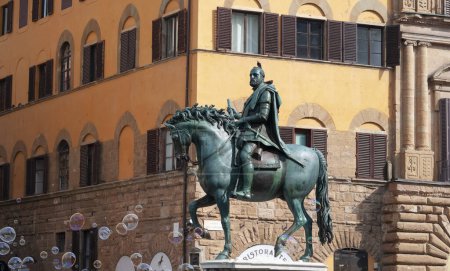 Foto de Florencia, Italia - 30 de septiembre de 2023: Estatua ecuestre de Cosme de Medici, Piazza della Signoria, Florencia, Toscana en Italia - Imagen libre de derechos