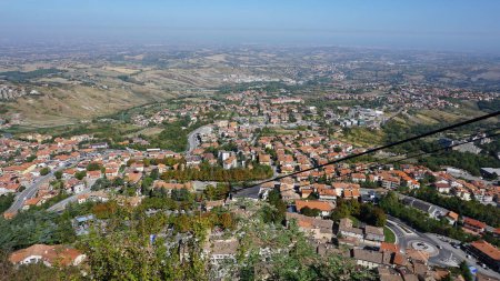 Foto de Panorama de la República de San Marino e Italia desde Monte Titano, Ciudad de San Marino. Ciudad de San Marino es la capital de la República de San Marino situado en la península italiana - Imagen libre de derechos