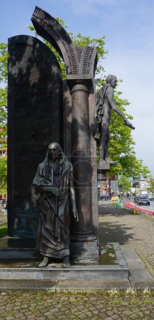 Téléchargez les photos : Hanovre, Allemagne - 17 avril 2024 : Monument aux Sept Gottingen, un groupe de sept professeurs qui protestèrent en 1837 contre l'abolition de la constitution du Royaume de Hanovre par Ernest - en image libre de droit