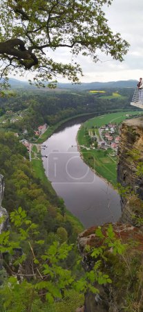 Téléchargez les photos : Belle vue d'été sur la rivière Elbe depuis le pont Bastei. Scène matinale colorée du parc national de Suisse saxonne, Allemagne, Europe. Splendide paysage des montagnes de grès, Saxe. - en image libre de droit