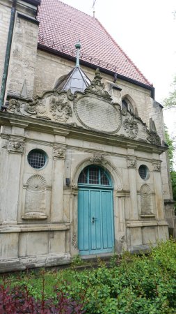 Hermoso edificio antiguo en Alemania - fachada en el centro histórico de Hannover, Alemania