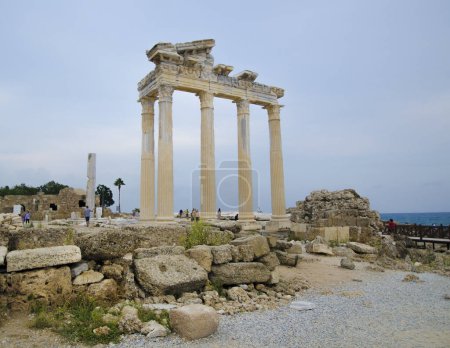 Téléchargez les photos : Les ruines du temple grec antique dans la ville d'athens, Grèce - en image libre de droit
