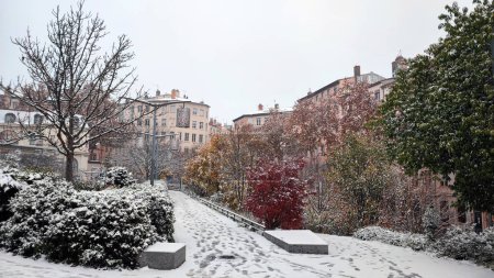 Téléchargez les photos : Neige en ville, traces de pas dans la neige, rue enneigée à Lyon Croix-Rousse - en image libre de droit