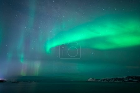 wunderschöne Nordlichter in Troms in den Lyngenalpen. inspirierendes Lichtspiel am Nachthimmel, Polarlichter in der Nähe von Tromso in Sommaroy, Norwegen
