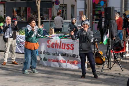 Foto de Vienna, austria, marzo 2023: Cantando en la calle para la gente, Palestina Libre. Protesta. - Imagen libre de derechos