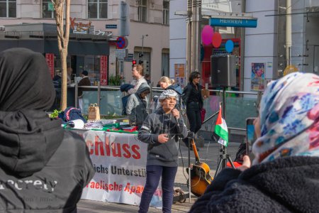 Foto de Viena, Austria - Marzo 2023: Canto en la calle para la gente, Palestina Libre. Protesta. - Imagen libre de derechos