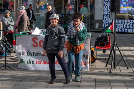 Foto de Viena, Austria - Marzo 2023: Canto en la calle para la gente, Palestina Libre. Protesta. - Imagen libre de derechos