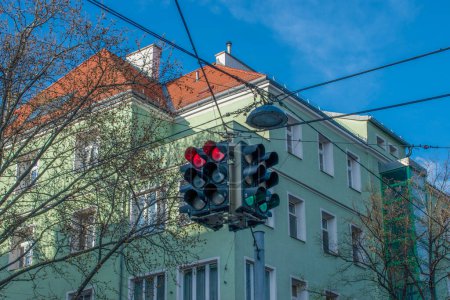 Foto de Vienna, austria. 4 abril 2023. semáforo en la ciudad, fondo de arquitectura - Imagen libre de derechos