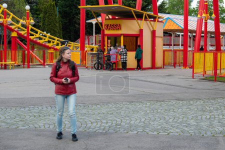 Foto de Vienna, austria. 25 abril 2023 el prater persigue la búsqueda de una mujer para reunirse con su amigo en medio del encantador parque de atracciones de Viena - Imagen libre de derechos