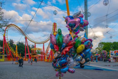 Foto de Vienna, austria. 25 abril 2023 los placeres encantadores de prater un comerciante fascinante del globo agrega color al parque de atracciones renombrado de austria - Imagen libre de derechos